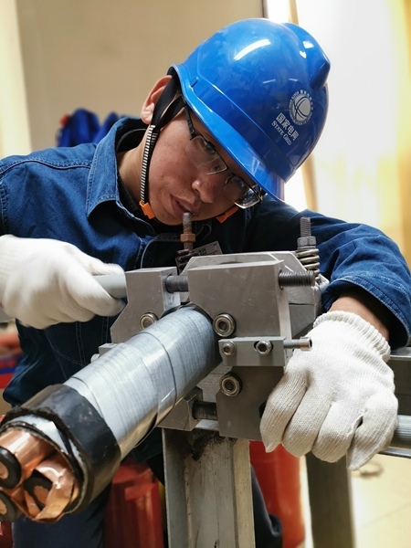 股票配资大全 豆河伟：沙海点灯人