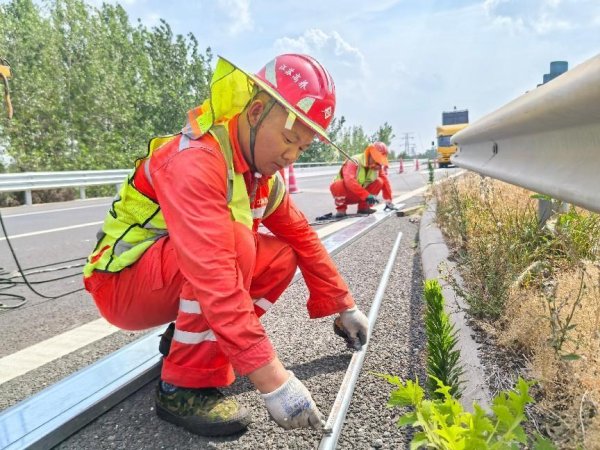 配资安全指数网 高温下的高速公路养护人